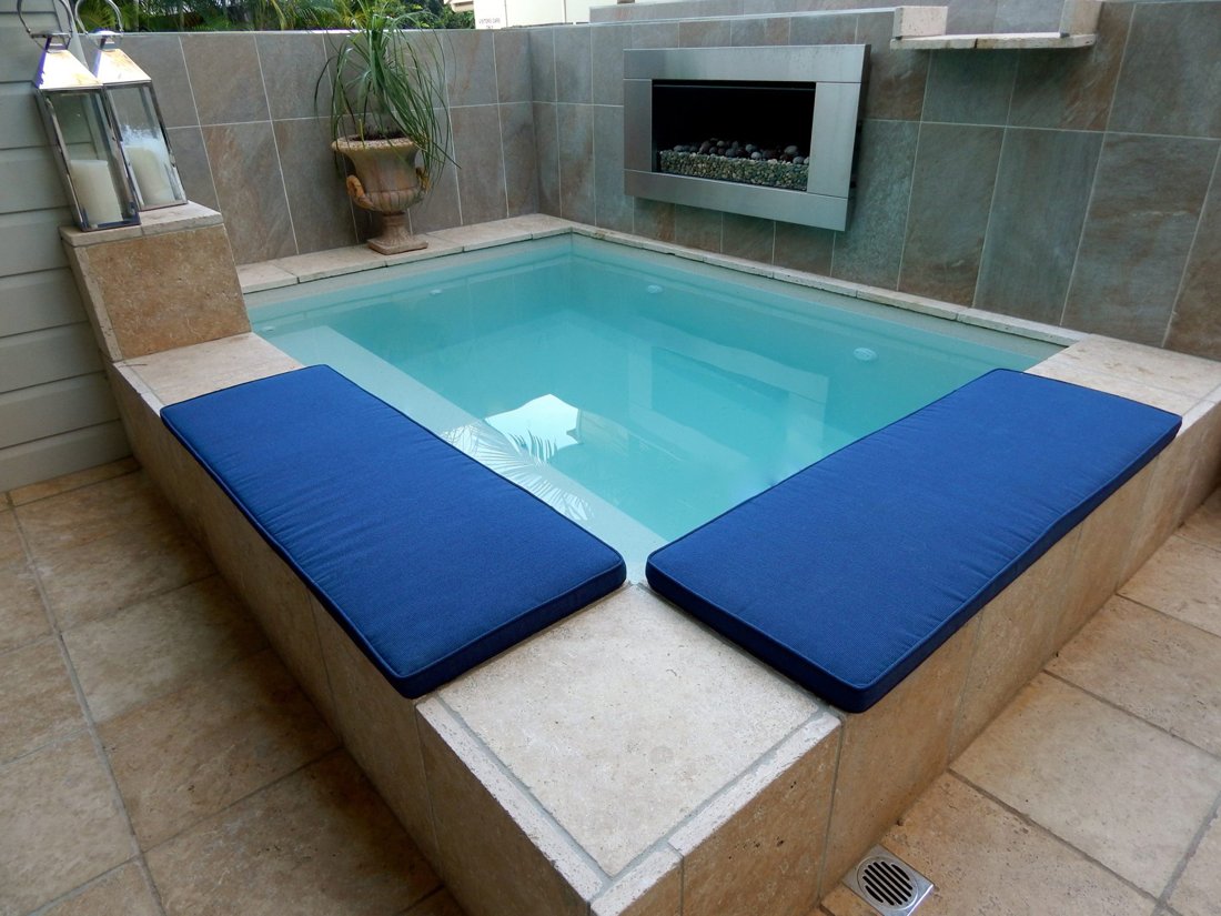Compact fiberglass plunge pool