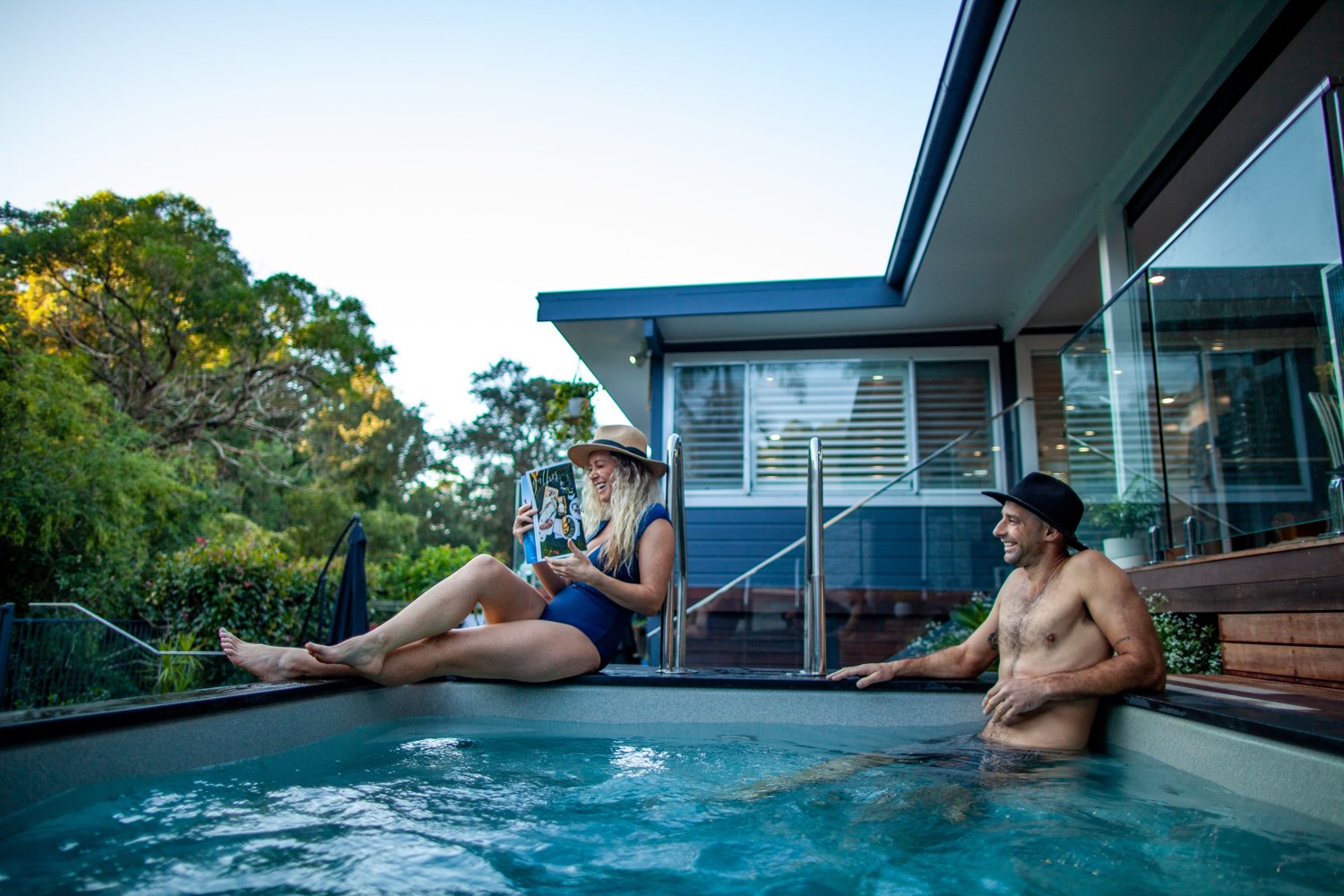 Self-standing fiberglass plunge pool in a modern backyard